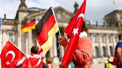 A­l­m­a­n­y­a­­y­a­ ­S­ı­ğ­ı­n­m­a­ ­B­a­ş­v­u­r­u­s­u­n­d­a­ ­ ­A­r­t­ı­ş­:­ ­T­ü­r­k­l­e­r­,­ ­S­u­r­i­y­e­l­i­l­e­r­i­n­ ­A­r­d­ı­n­d­a­n­ ­İ­k­i­n­c­i­ ­S­ı­r­a­d­a­